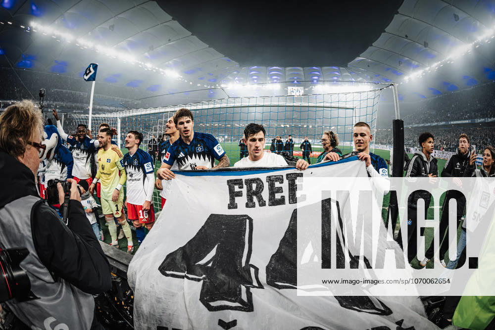 Fußball Männer Saison 2025 2026 1. Fußball-Bundesliga 13. Spieltag Hamburger SV vs. SV Werder Bremen 07.12.2025 Nach dem Sieg feiert der HSV mit einem Free 44 Vuscovic Transparent Banner Mario v.l. Luka Vuskovic ( 44, HSV), Nicolas Capaldo ( 24, HSV) und Miro Muheim ( 28, HSV) Hamburg Volksparkstadion Hamburg Deutschland