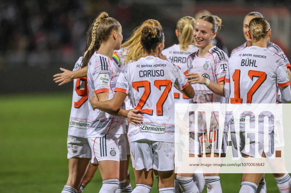 GER, Frankfurt, Eintracht Frankfurt vs FC Bayern München, Google Pixel Bundesliga, Fussball, DFB, Spielzeit 2025 2026, Stadion am Brentanobad, 12. Spieltag im Bild: Pernille Harder (Bayern München 21) erzielt das Tor zum 3:0, Jubel, Freude und Emotionen, Momoko Tanikawa (Bayern München 18), Franziska Kett (Bayern München 20) DFB DFL REGULATIONS PROHIBIT ANY USE OF PHOTOGRAPHS AS IMAGE SEQUENCES AND OR QUASI-VIDEO