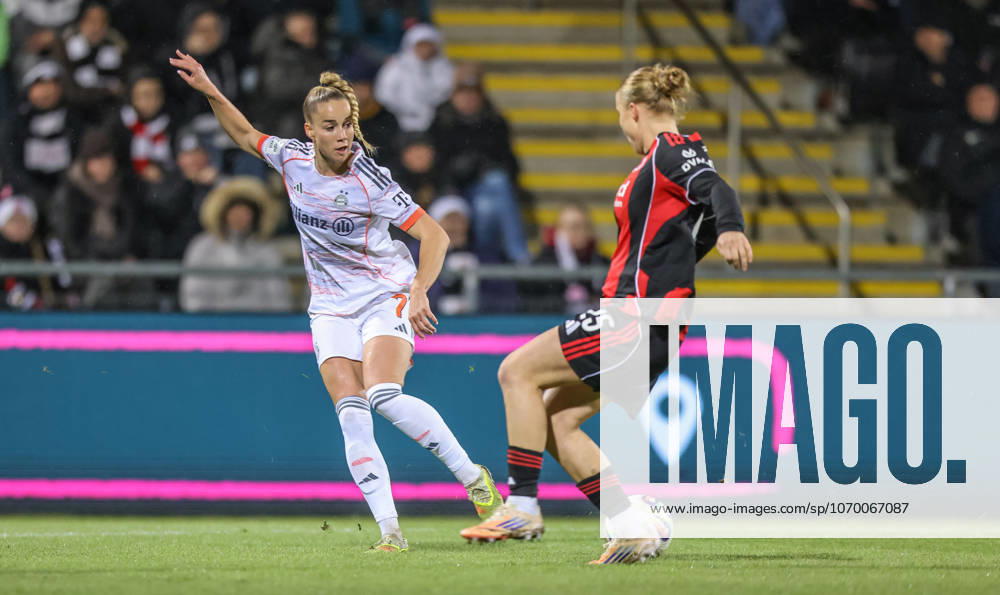 GER, Frankfurt, Eintracht Frankfurt vs FC Bayern München, Google Pixel Bundesliga, Fussball, DFB, Spielzeit 2025 2026, Stadion am Brentanobad, 12. Spieltag im Bild v.l.: Giulia Gwinn (Bayern München 7), Jella Veit (Eintracht Frankfurt 25) DFB DFL REGULATIONS PROHIBIT ANY USE OF PHOTOGRAPHS AS IMAGE SEQUENCES AND OR QUASI-VIDEO