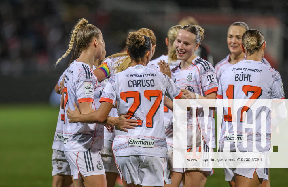 GER, Frankfurt, Eintracht Frankfurt vs FC Bayern München, Google Pixel Bundesliga, Fussball, DFB, Spielzeit 2025 2026, Stadion am Brentanobad, 12. Spieltag im Bild: Pernille Harder (Bayern München 21) erzielt das Tor zum 3:0, Jubel, Freude und Emotionen, Momoko Tanikawa (Bayern München 18), Franziska Kett (Bayern München 20) DFB DFL REGULATIONS PROHIBIT ANY USE OF PHOTOGRAPHS AS IMAGE SEQUENCES AND OR QUASI-VIDEO