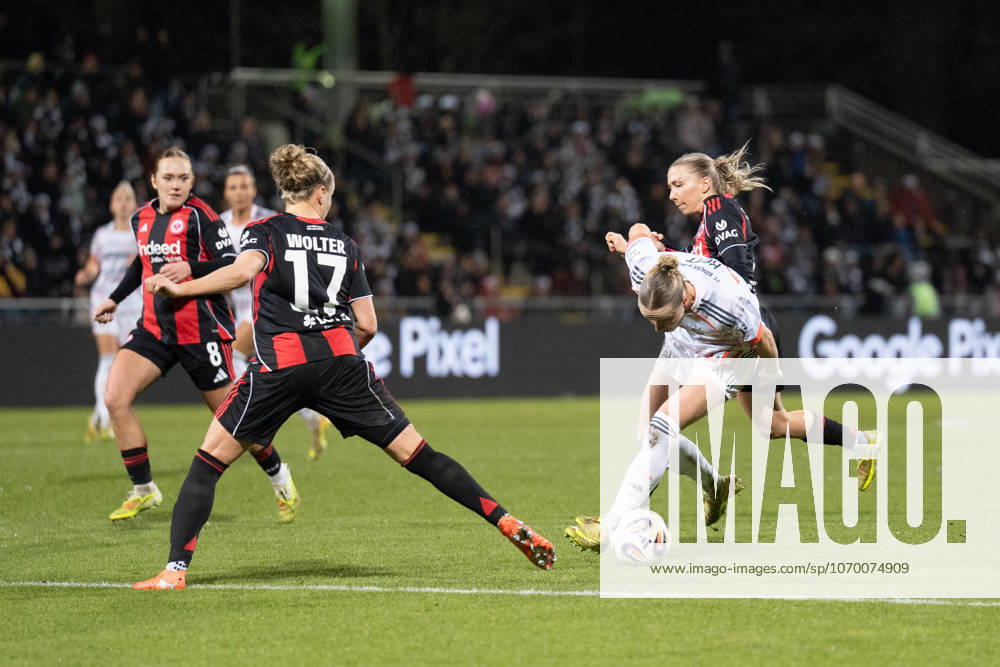 Fussball Google Pixel Frauen-Bundesliga, Eintracht Frankfurt - FC Bayern Pia-Sophie Wolter (Eintracht Frankfurt, 17) und Franziska Kett (FC Bayern München, 20) im Zweikampf Frankfurt am Main