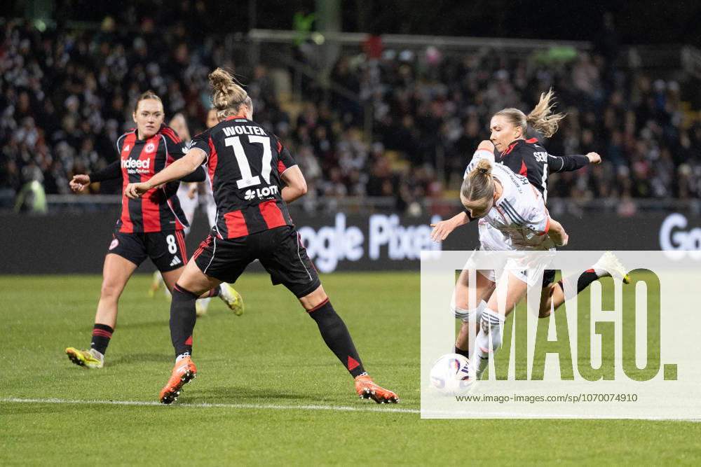 Fussball Google Pixel Frauen-Bundesliga, Eintracht Frankfurt - FC Bayern Pia-Sophie Wolter (Eintracht Frankfurt, 17) und Franziska Kett (FC Bayern München, 20) im Zweikampf Frankfurt am Main