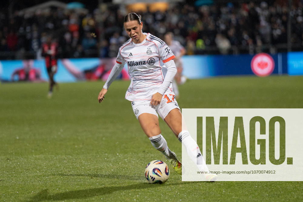 Fussball Google Pixel Frauen-Bundesliga, Eintracht Frankfurt - FC Bayern Klara Bühl (FC Bayern München, 17) Frankfurt am Main