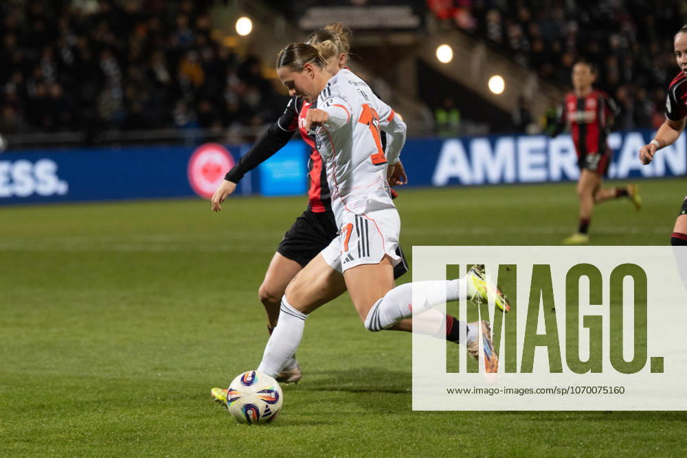 Fussball Google Pixel Frauen-Bundesliga, Eintracht Frankfurt - FC Bayern Klara Bühl (FC Bayern München, 17) im Zweikampf Frankfurt am Main