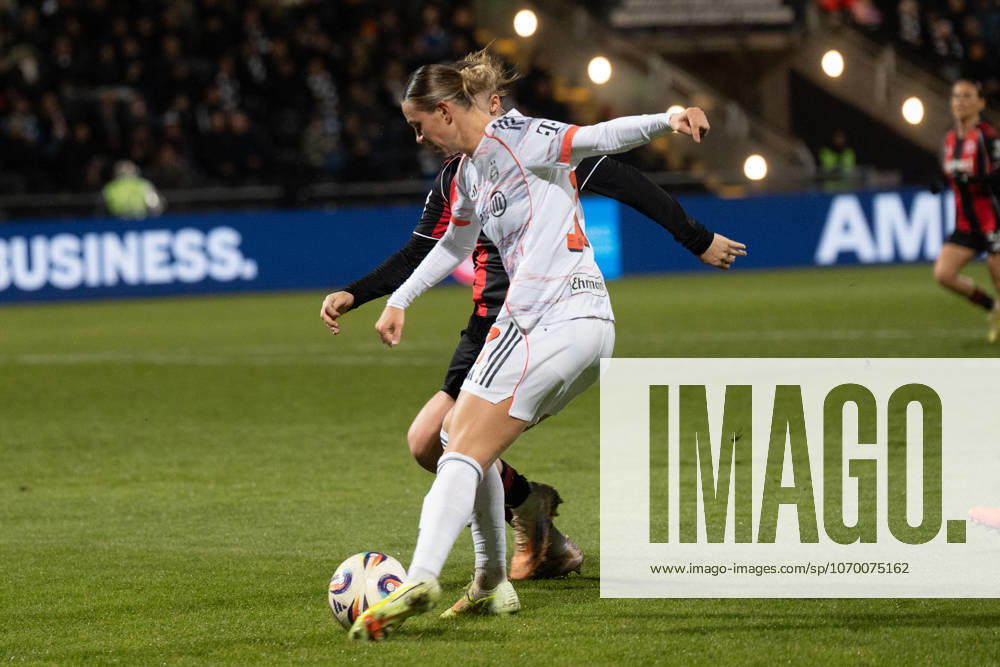 Fussball Google Pixel Frauen-Bundesliga, Eintracht Frankfurt - FC Bayern Klara Bühl (FC Bayern München, 17) im Zweikampf Frankfurt am Main