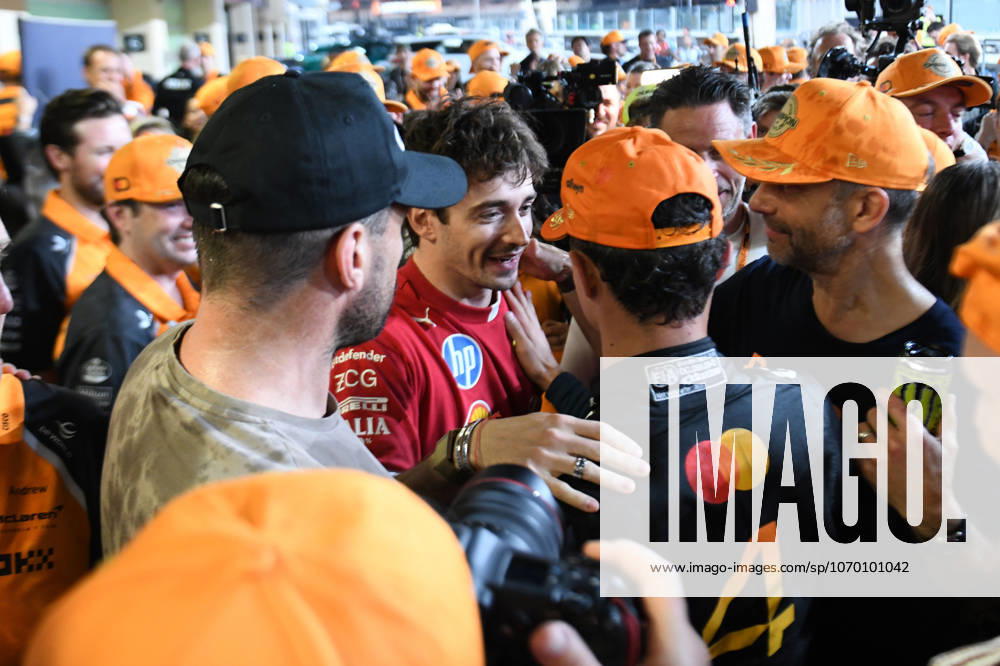 Motorsport FIA Formel 1, Grand Prix von Abu Dhabi v.l. Jubel, Freude über den Gewinn der Weltmeisterschaft bei Lando Norris (McLaren) Startnummer 04 Charles Leclerc (Ferrari) Startnummer 16 (FIA REGULATIONS PROHIBIT ANY USE OF PHOTOGRAPHS as IMAGE SEQUENCES and or QUASI-VIDEO) Abu Dhabi