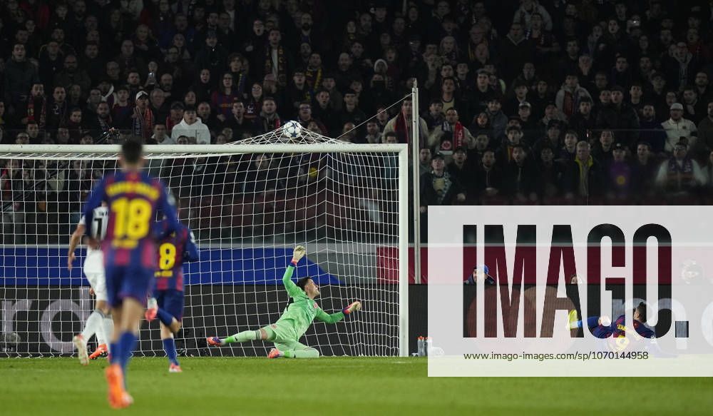 Fussball UEFA Champions League, FC Barcelona, Barca - Eintracht Frankfurt v.l. Michael Zetterer (Eintracht Frankfurt),Robert Lewandowski (FC Barcelona) Goal scored, erzielt das Tor zum ABSEITS Barcelona