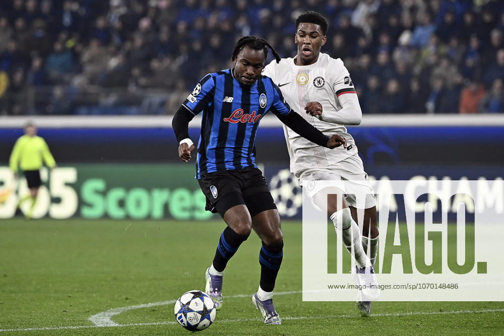 Atalanta v Chelsea - UEFA Champions League BERGAMO, ITALY, DECEMBER 09: Ademola Lookman (L), of Atalanta, is challenged by Joshua Acheampong (R), of Chelsea, during the League phase UEFA Champions League football match between Atalanta and Chelsea at the Stadio di Bergamo, Italy, on December 09, 2025. Isabella Bonotto Anadolu Bergamo Italy. Editorial use only. Please get in touch for any other usage.