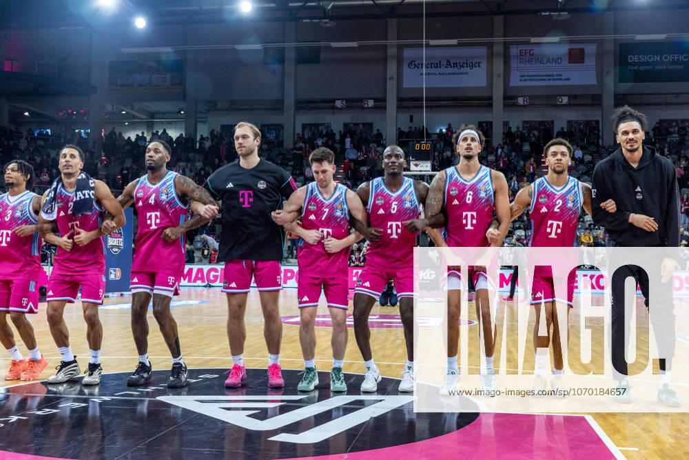 Die Mannschaft der Telekom Baskets Bonn feiert mit den Fans den Sieg gegen die Frankfurt Skyliners Telekom Baskets Bonn vs. Frankfurt Skyliners, Basketball, easy Credit BBL, 11. Spieltag, 2025 2026, 10.12.2025 Telekom Baskets Bonn vs. Frankfurt Skyliners, Basketball, easy Credit BBL, 11. Spieltag, 2025 2026, 10.12.2025 Bonn