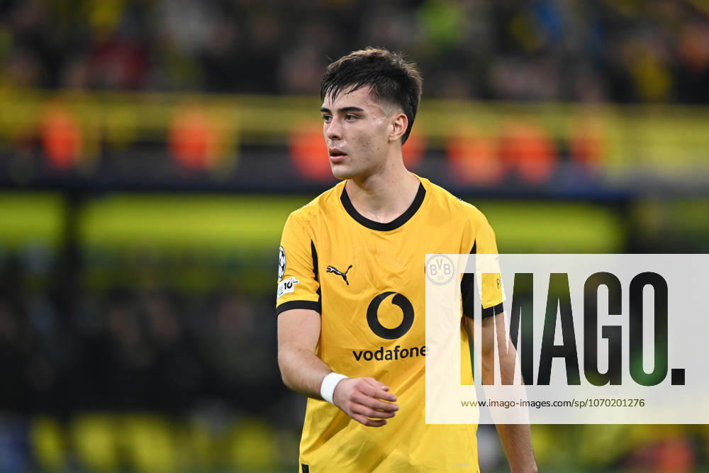 Aaron ANSELMINO (DO) halbe Figur, Halbfigur, halber Koerper, Einzelbild, angeschnittenes Einzelmotiv, Fussball UEFA Champions League Gruppenphase 6. Spieltag, matchday6, Borussia Dortmund (DO) - FK Bodoe Glimt 2-2 am 10.12.2025 in Dortmund Deutschland. UEFA regulations prohibit any use of photographs as image sequences and or quasi-video Â