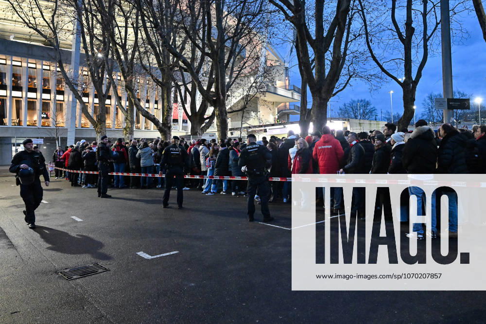 Europa League; VfB Stuttgart - Maccabi Tel Aviv; 11.12.2025 STUTTGART, GERMANY - 11. DECEMBER: erhöhtes Polizeiaufkommen beim Euro League Spiel in Stuttgart vor den Toren des Stadion vor dem Match zwischen dem VfB Stuttgart und Maccabi Tel Aviv am 6. Spieltag der UEFA Europa League Ligaphase in der MHP Arena Symbolbild