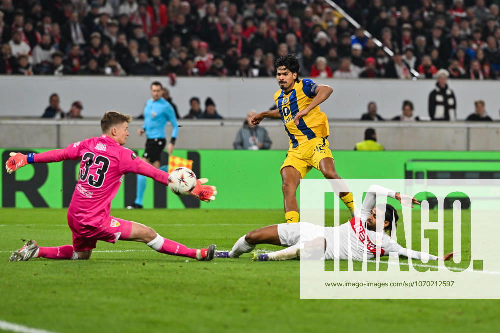 Europa League; VfB Stuttgart - Maccabi Tel Aviv; 11.12.2025 STUTTGART, GERMANY - 11. DECEMBER: v. l. Alexander NUEBEL (VfB Stuttgart 33), Dor PERETZ (Maccabi Tel Aviv 42) und Lorenz ASSIGNON (VfB Stuttgart 22) während dem Match zwischen dem VfB Stuttgart und Maccabi Tel Aviv am 6. Spieltag der UEFA Europa League Ligaphase in der MHP Arena