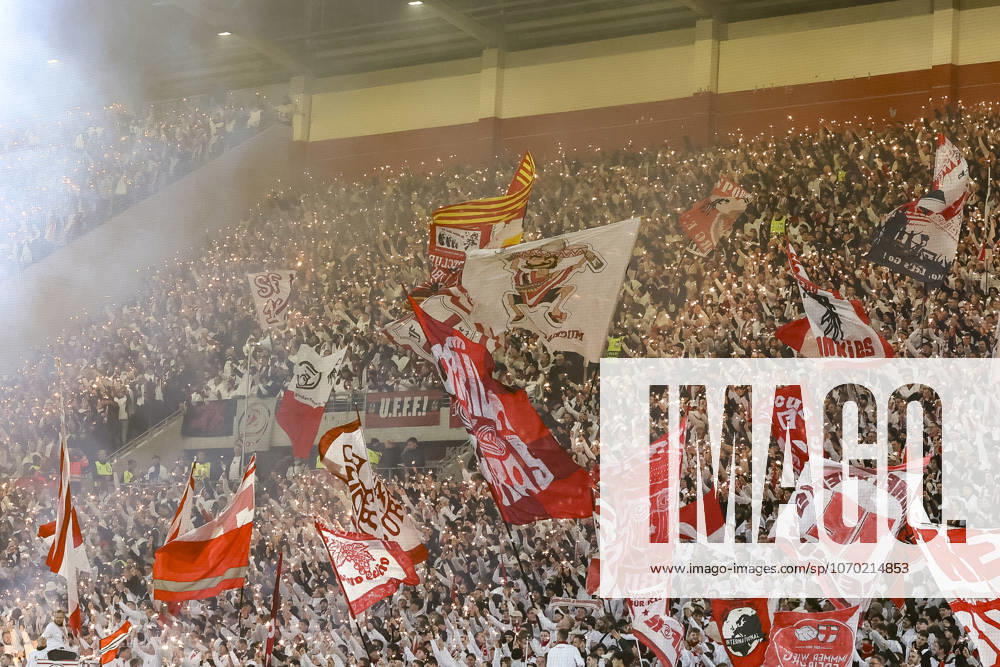 Fanblock SC Freiburg , Deutschland, Fussball, UEFA Europa League, 6. Spieltag, 2025 2026, SC Freiburg vs. RB Salzburg, 11.12.2025, Europa-Park Stadion (Freiburg), Freiburg im Breisgau, Deutschland Freiburg im Breisgau Europa-Park Stadion (Freiburg) Baden-Württemberg Deutschland
