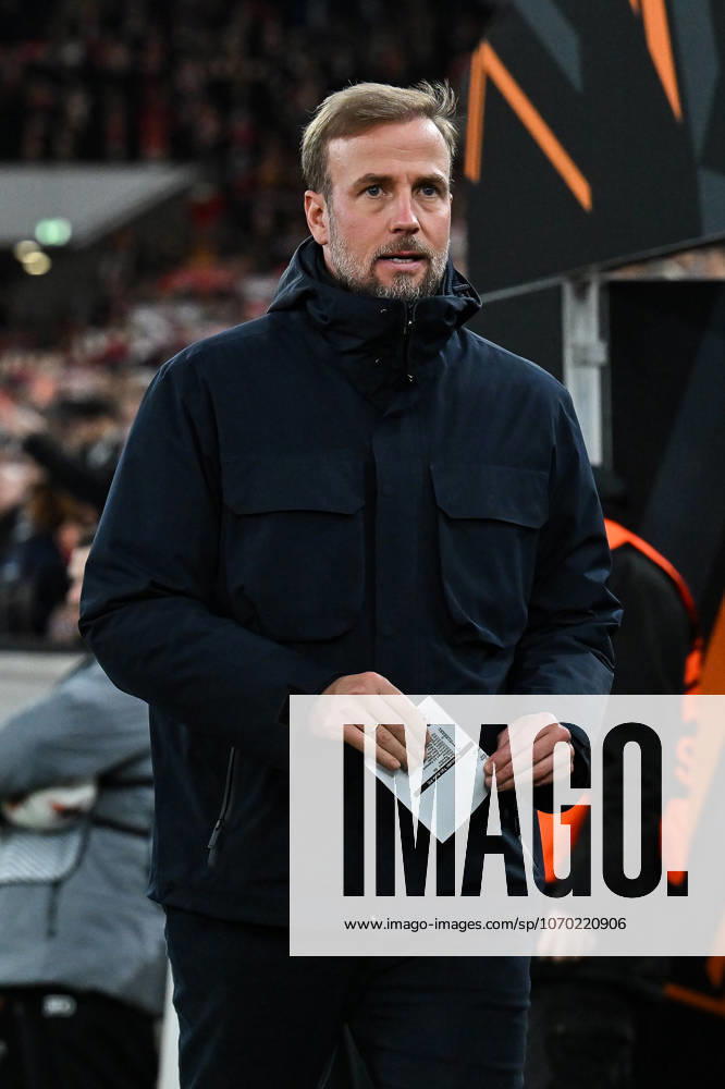 Europa League; VfB Stuttgart - Maccabi Tel Aviv; 11.12.2025 STUTTGART, GERMANY - 11. DECEMBER: im Bild Sebastian HOENEß Trainer VfB Stuttgart vor dem Match zwischen dem VfB Stuttgart und Maccabi Tel Aviv am 6. Spieltag der UEFA Europa League Ligaphase in der MHP Arena