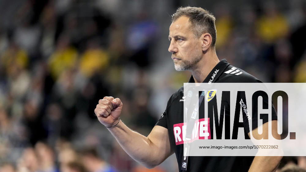 Maik Machulla (Trainer, Cheftrainer, RNL) ballt die Faust, Einzelbild, Einzelfoto, Aktion, Action, jubeln über das Tor zum - , Jubel, Torjubel, Torerfolg, celebrate the goal, goal, celebration, jubelt ueber das Tor, Freuen, Freude, freut sich, optimistisch, positiv, Spielszene, Highlight, Action, Aktion, 11.12.2025, Mannheim (Deutschland), Handball, Bundesliga, Rhein-Neckar Löwen - VfL Gummersbach