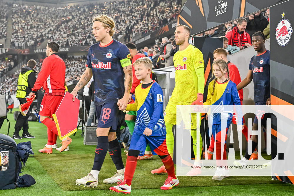 Einlauf der Mannschaft mit Mads Bidstrup (FC Red Bull Salzburg, 18) und Alexander Schlager (FC Red Bull Salzburg, 01) mit Einlaufkinder GER, SC Freiburg - FC Salzburg, Fussball, Europa League, 6. Spieltag, Saison 2025 2026, 11.12.2025 GER, SC Freiburg - FC Salzburg, Fussball, Europa League, 6. Spieltag, Saison 2025 2026, 11.12.2025 Freiburg