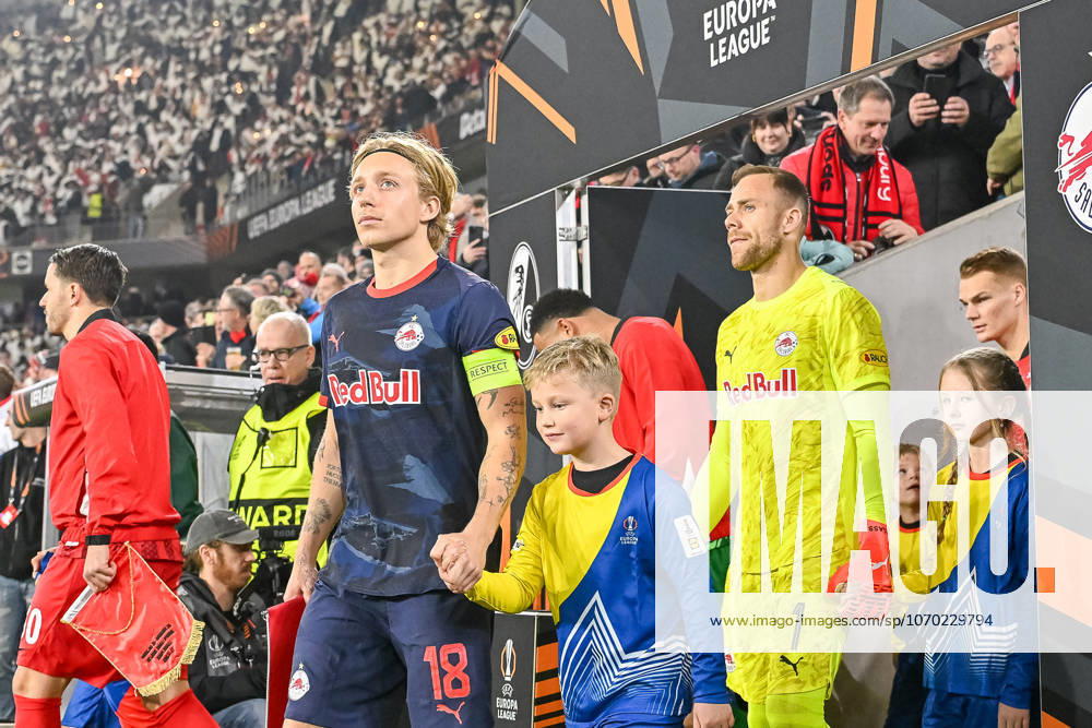 Einlauf der Mannschaft mit Mads Bidstrup (FC Red Bull Salzburg, 18) und Alexander Schlager (FC Red Bull Salzburg, 01) mit Einlaufkinder GER, SC Freiburg - FC Salzburg, Fussball, Europa League, 6. Spieltag, Saison 2025 2026, 11.12.2025 GER, SC Freiburg - FC Salzburg, Fussball, Europa League, 6. Spieltag, Saison 2025 2026, 11.12.2025 Freiburg