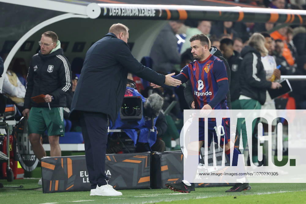 FC Basel - Aston Villa Ludovic Magnin - Xherdan Shaqiri (FC Basel) 11.12.2025 Stadion St.Jakob Park Basel, SCHWEIZ, Saison 2025 2026 Herren Fussball UEFA Europa League FC Basel - Aston Villa Trainer Ludovic Magnin - Xherdan Shaqiri (FC Basel)