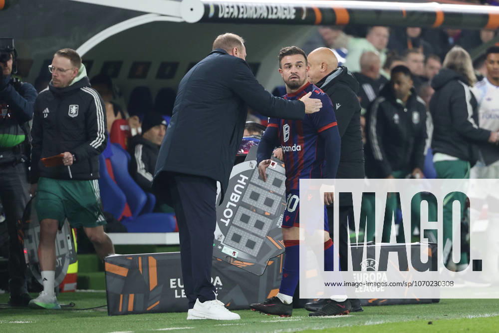 FC Basel - Aston Villa Ludovic Magnin - Xherdan Shaqiri (FC Basel) 11.12.2025 Stadion St.Jakob Park Basel, SCHWEIZ, Saison 2025 2026 Herren Fussball UEFA Europa League FC Basel - Aston Villa Trainer Ludovic Magnin - Xherdan Shaqiri (FC Basel)