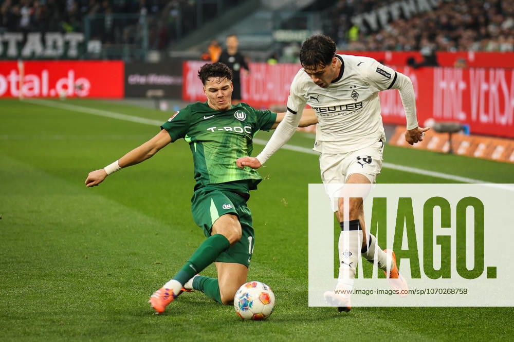 1. Fussball Bundesliga, Borussia Mönchengladbach vs. VfLWolfsburg, 13.12.2025 Jenson Seelt (VfL Wolfsburg 14) grätscht gegen Giovanni Reyna (Borussia Mönchengladbach 13) -- 1. Fussball Bundesliga, Borussia Mönchengladbach vs. VfLWolfsburg, 13.12.2025, Borussia-Park Mönchengladbach -- DFL REGULATIONS PROHIBIT ANY USE OF PHOTOGRAPHS AS IMAGE SEQUENCES AND OR Q?UASI-VIDEO.