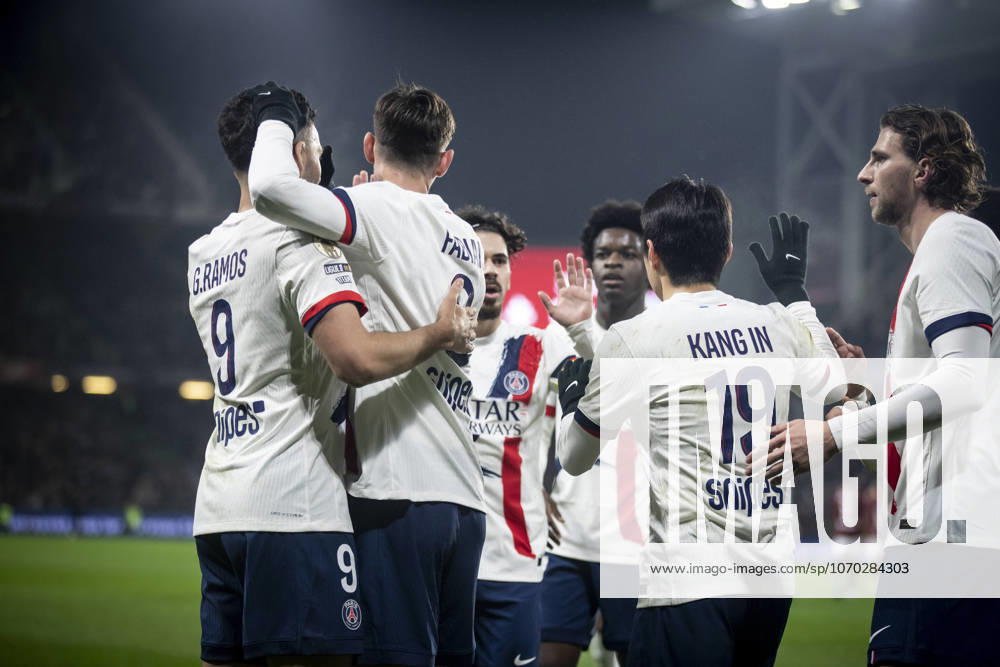 FOOTBALL: Ligue 1 FC Metz vs Paris Saint Germanin (PSG) - 13 12 2025 Stade Saint-Symphorien. Metz - France Joie des joueurs de l equipe de Paris Saint Germain (PSG) apres le but de Goncalo Ramos 9 (PSG)