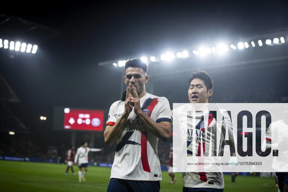 FOOTBALL: Ligue 1 FC Metz vs Paris Saint Germanin (PSG) - 13 12 2025 Stade Saint-Symphorien. Metz - France Joie des joueurs de l equipe de Paris Saint Germain (PSG) apres le but de Goncalo Ramos 9 (PSG) Kang-in Lee 19 (PSG)