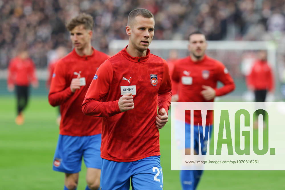 GER, Hamburg, Fussball, DFL, FC St. Pauli vs 1.FC Heidenheim , 1. Bundesliga , im Millerntor Stadion , 13.12.2025 , v.l. Adrian Beck (1.FC Heidenheim ,21) DFL regulations prohibit any use of photographs as image sequences and or quasi-video.