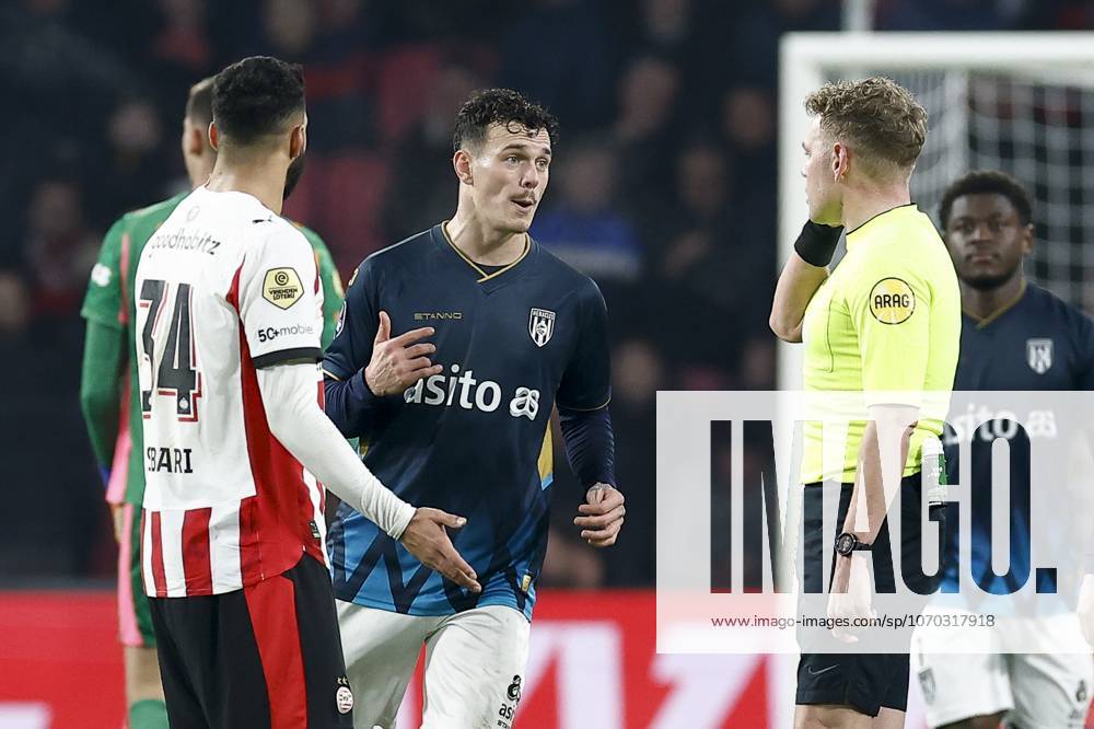 , Philips stadium , season 2025 2026 , Dutch Eredivisie football , match between PSV and Heracles Almelo , final score 4-3 , picture shows Heracles player Jizz Hornkamp , referee Alex Bos. PSV - Heracles x200172063x