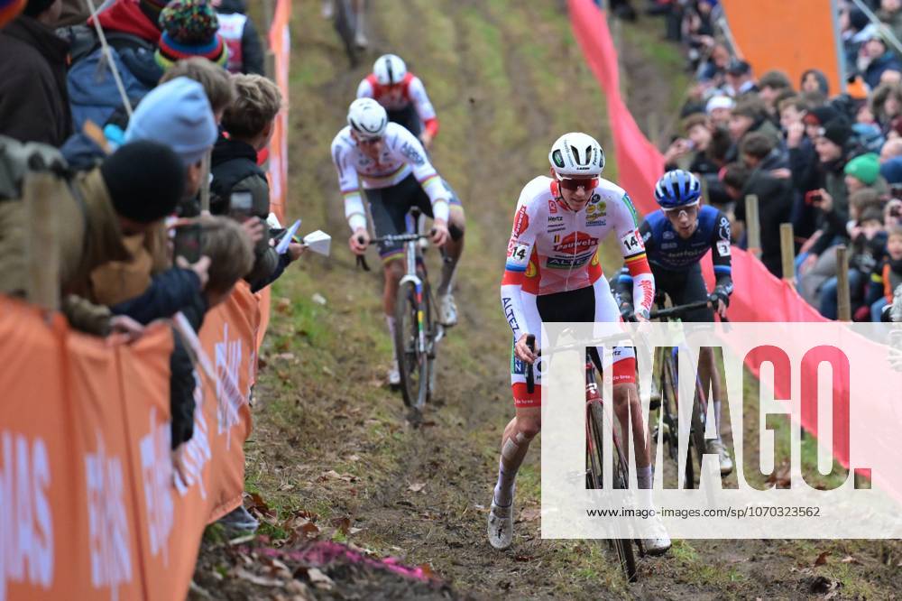Belgian Michael Vanthourenhout pictured in action during the men s elite race of the Cyclocross World Cup, in Namur, Sunday 14 December 2025, stage 4 (out of 12) in the World Cup of the 2026-2027 season. DAVIDxPINTENS x148832598x