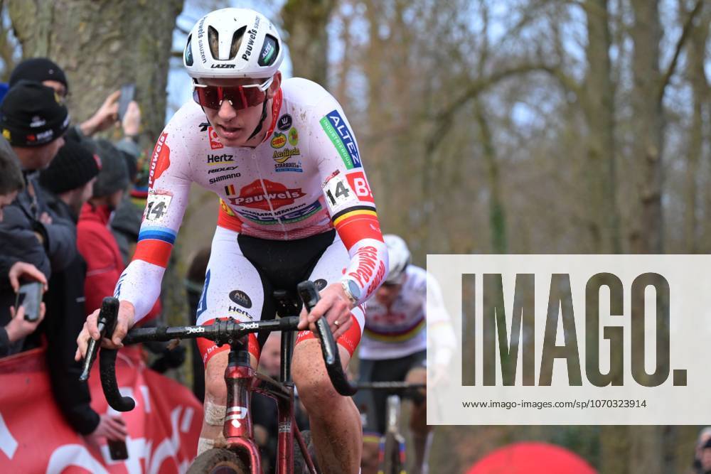 Belgian Michael Vanthourenhout pictured in action during the men s elite race of the Cyclocross World Cup, in Namur, Sunday 14 December 2025, stage 4 (out of 12) in the World Cup of the 2026-2027 season. DAVIDxPINTENS x148833765x
