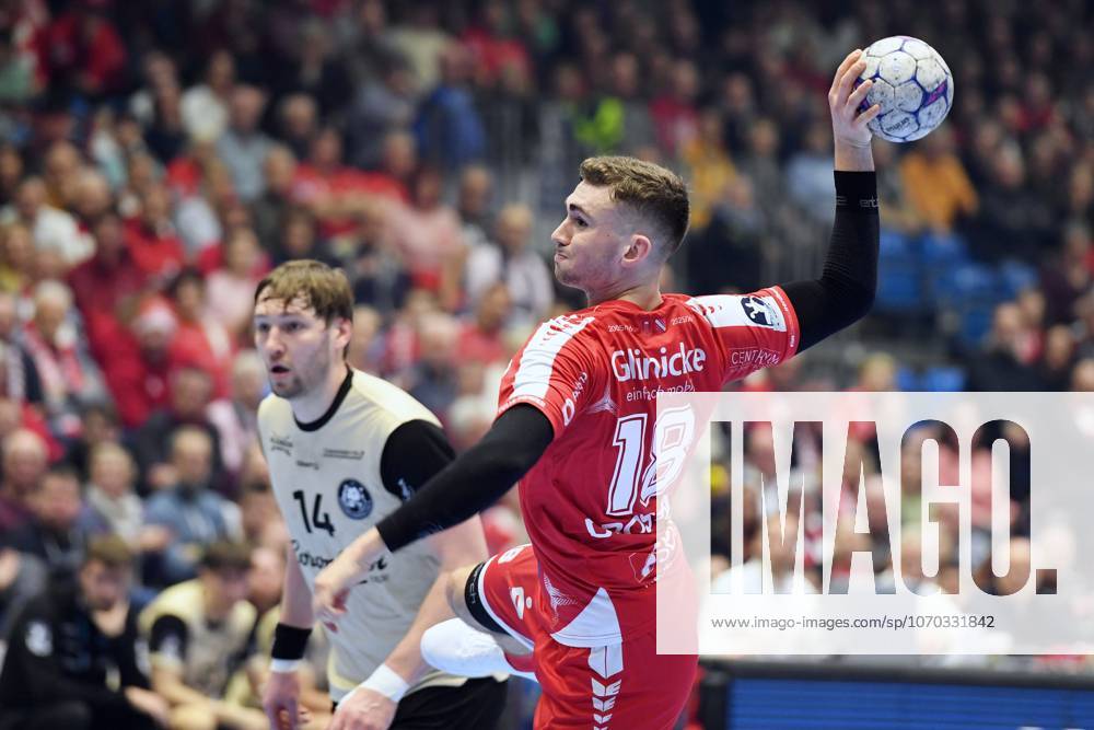 Florian Drosten (MT Melsungen 18) beim Wurf; Gerdas Babarskas (Bergischer HC 14) , GER, MT Melsungen - Bergischer HC, Handball, 1. Bundesliga, 17. Spieltag, Saison 2025 2026, 14.12.2025, GER, MT Melsungen - Bergischer HC, Handball, 1. Bundesliga, 17. Spieltag, Saison 2025 2026, 14.12.2025 Kassel