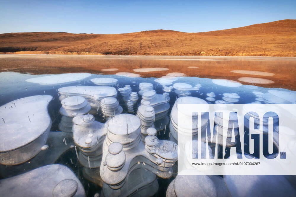 IMAGO Nature: Unsere Erde, Umweltverträgliche Herausforderungen des 21. Jahrhunderts, Methan These stunning scenes show methane bubble frozen in the ice of Lake Baikal in Russia and even some forming what looks like the shape of a PANDA. Photographer and tour guide Stanislav Tolstnev captured these sights on the ancient, massive lake in the mountainous region of Siberia. He explains: These are bubbles of methane that rises from the bottom of the lake. This is not everywhere. The bubbles are so high because ice freezes gradually, and mostly at night, when temperatures are low. The bubble will rise, freeze into the ice at night. Then the next one. And so on. These bubble floors come in up to 1.5 metres. And on Lake Baikal, you can find chaotically scattered ice bubbles. There are many seals in this place, they ex
