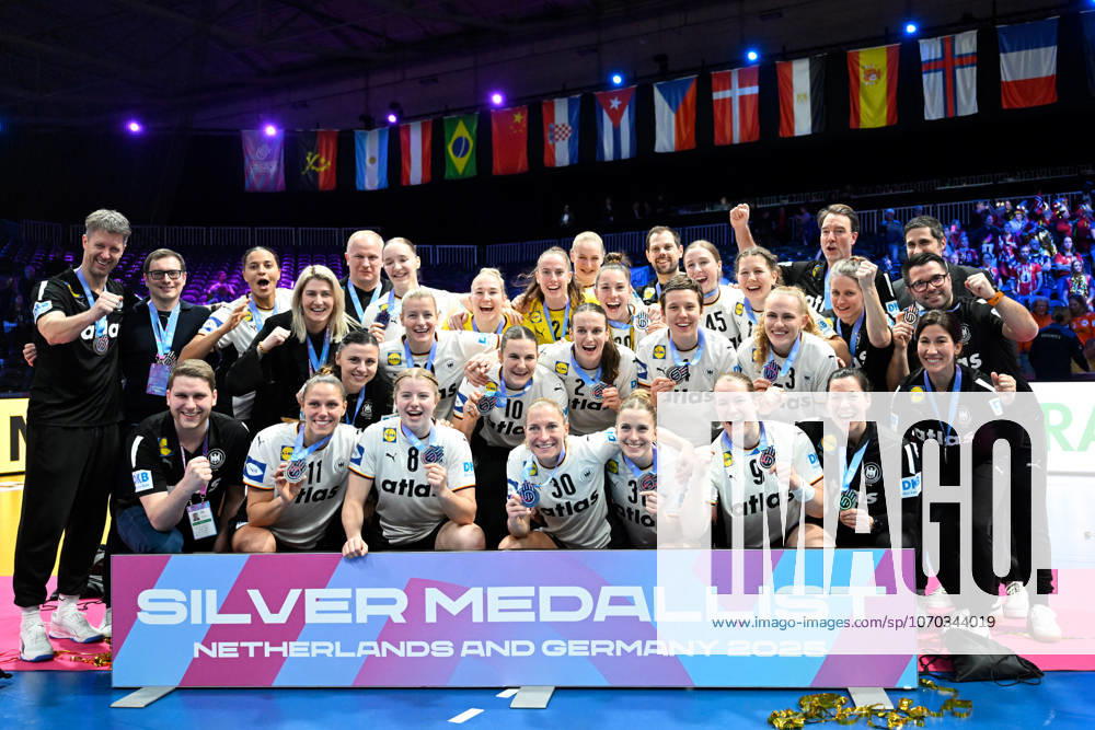 Rotterdam, Ahoy Arena, 14.12.25, NED, Frauen, IHF Women s World Championship, WM, Weltmeisterschaft 2025, Handball, Finale: Deutschland - Norwegen Bild: Schlussjubel, Emotion, Freude bei den deutschen Spielerinnen mit Silbermedaille. Mannschaftsfoto, Gruppenfoto Suedholland Niederlande