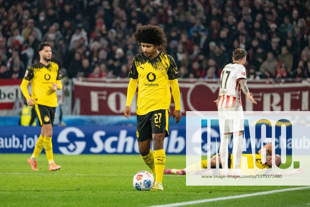 Karim Adeyemi (27; Borussia Dortmund) mit Ball, während Ramy Bensebaini (5; Borussia Dortmund) auf die verletzte Person reagiert SC Freiburg - Borussia Dortmund