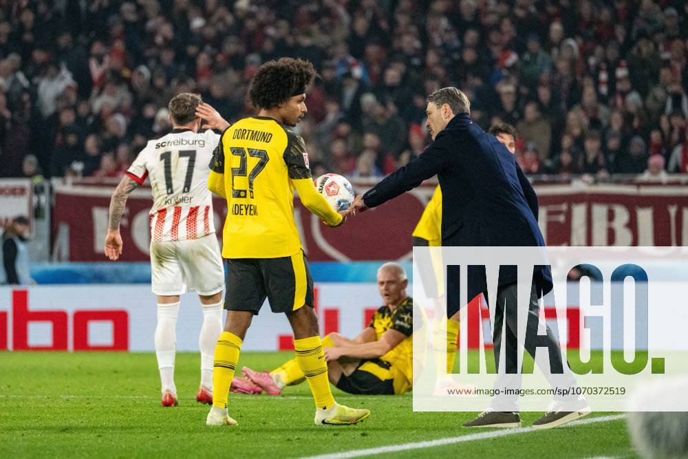 Karim Adeyemi (27; Borussia Dortmund) mit Ball, während Lukas Kübler (17; SC Freiburg) und Nico Schlotterbeck (4; Borussia Dortmund) beobachten, Karim Adeyemi (27; Borussia Dortmund) Trainer gibt Anweisungen SC Freiburg - Borussia Dortmund
