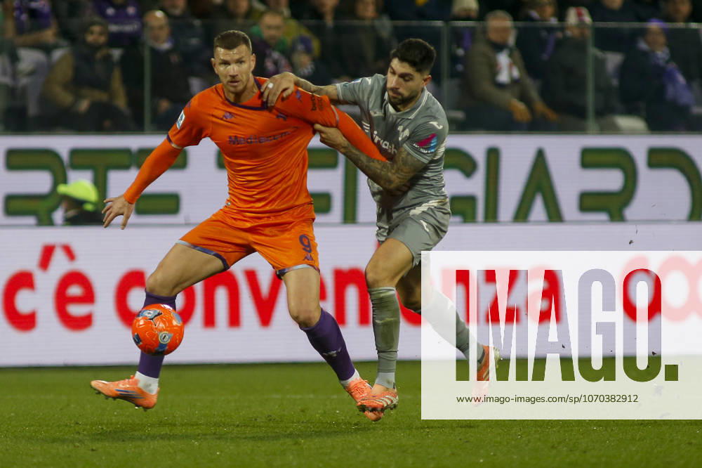 Unai Nunez of Hellas Verona FC battle for the ball with Edin Dzeko of ACF Fiorentina during ACF Fiorentina vs Hellas Verona FC, 15° Serie A Enilive 2025-26 game at Artemio Franchi stadium in Firenze (FI), Italy, on Dicember 14, 2025.