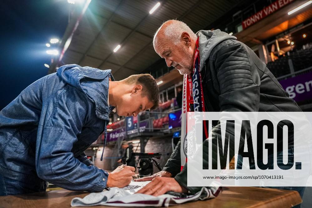 , Sparta stadium ˜Het Kasteel , season 2025 2026 , Dutch KNVB Beker football , match between Excelsior Maasluis and Ajax , picture shows Ajax player Sean Steur signs a shirt Excelsior Maassluis - Ajax (cup) x200242146x