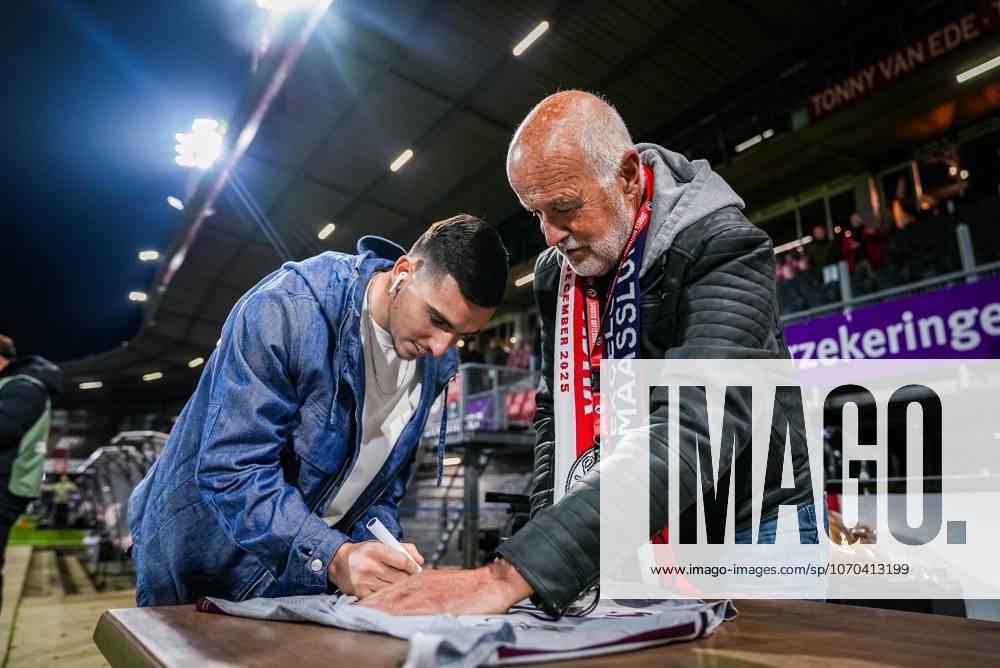 , Sparta stadium ˜Het Kasteel , season 2025 2026 , Dutch KNVB Beker football , match between Excelsior Maasluis and Ajax , picture shows Ajax player Oscar Gloukh signs a shirt Excelsior Maassluis - Ajax (cup) x200242151x