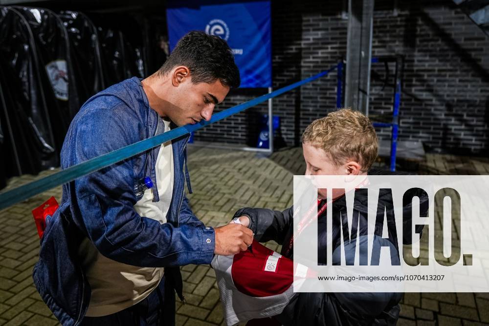 , Sparta stadium ˜Het Kasteel , season 2025 2026 , Dutch KNVB Beker football , match between Excelsior Maasluis and Ajax , picture shows Ajax player Lucas Rosa signs a shirt Excelsior Maassluis - Ajax (cup) x200242153x