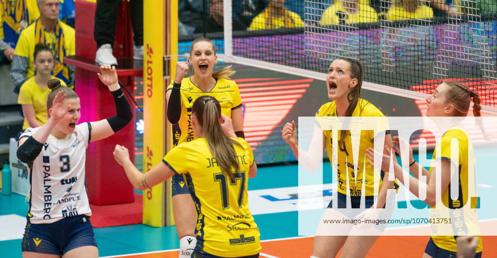 17.12..2025, Volleyball, Frauen, VBL, 1. VBL, 1. Volleyball-Bundesliga, Saison 2025 26, 9. Spieltag, SSC Palmberg Schwerin - USC Münster, Die Schweriner Volleyballerinnen jubeln. Schwerin Palmberg Arena Mecklenburg-Vorpommern Deutschland