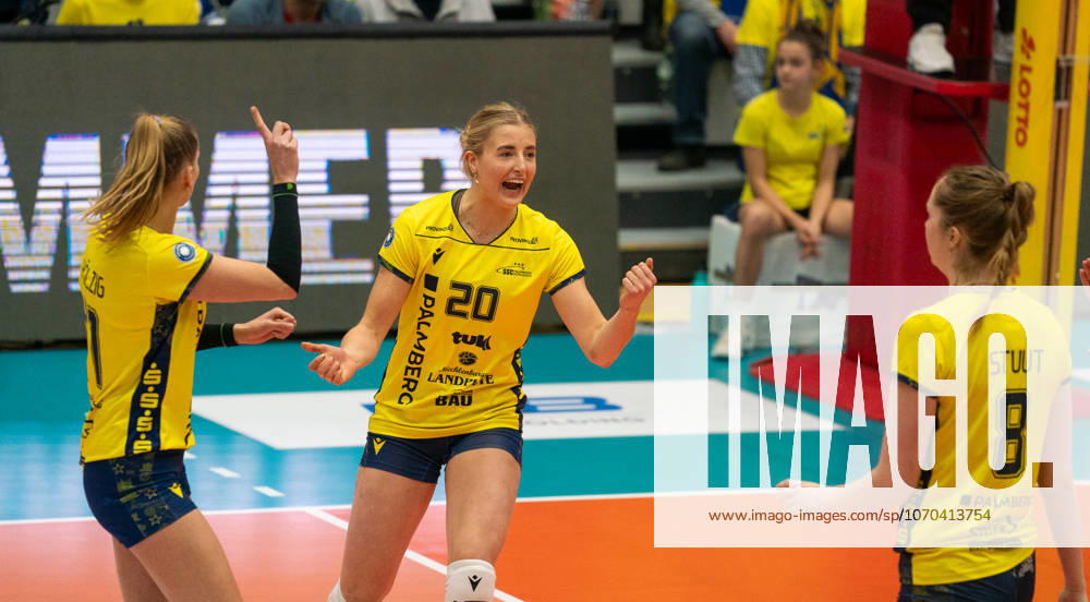 17.12..2025, Volleyball, Frauen, VBL, 1. VBL, 1. Volleyball-Bundesliga, Saison 2025 26, 9. Spieltag, SSC Palmberg Schwerin - USC Münster, Anne Hölzig (SSC Palmberg Schwerin, li.), Jet Kok (SSC Palmberg Schwerin, Mitte) und Britte Stuut (SSC Palmberg Schwerin, re.) jubeln. Schwerin Palmberg Arena Mecklenburg-Vorpommern Deutschland