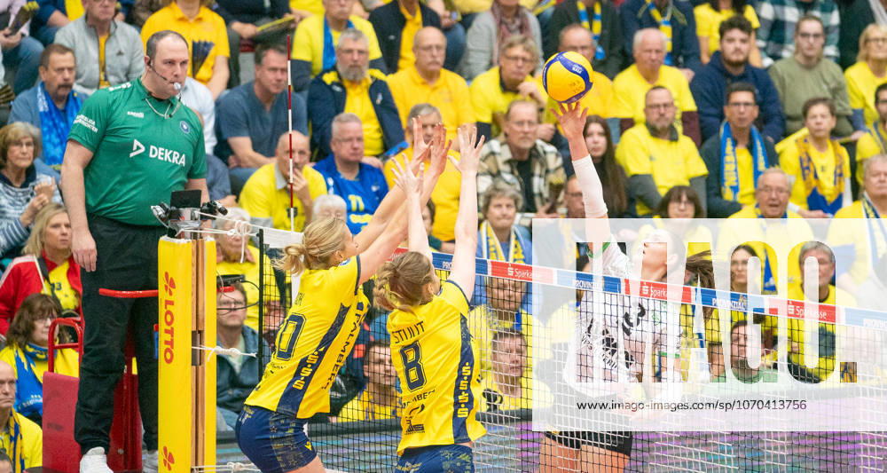 17.12..2025, Volleyball, Frauen, VBL, 1. VBL, 1. Volleyball-Bundesliga, Saison 2025 26, 9. Spieltag, SSC Palmberg Schwerin - USC Münster, Jet Kok (SSC Palmberg Schwerin, li.) und Britte Stuut (SSC Palmberg Schwerin, Mitte) gegen Esther Spöler (USC Münster, re.) Schwerin Palmberg Arena Mecklenburg-Vorpommern Deutschland