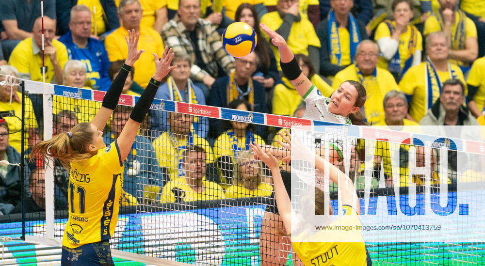17.12..2025, Volleyball, Frauen, VBL, 1. VBL, 1. Volleyball-Bundesliga, Saison 2025 26, 9. Spieltag, SSC Palmberg Schwerin - USC Münster, Brianna Ford (USC Münster, Mitte) gegen Anne Hölzig (SSC Palmberg Schwerin, li.) und Britte Stuut (SSC Palmberg Schwerin, re.) Schwerin Palmberg Arena Mecklenburg-Vorpommern Deutschland