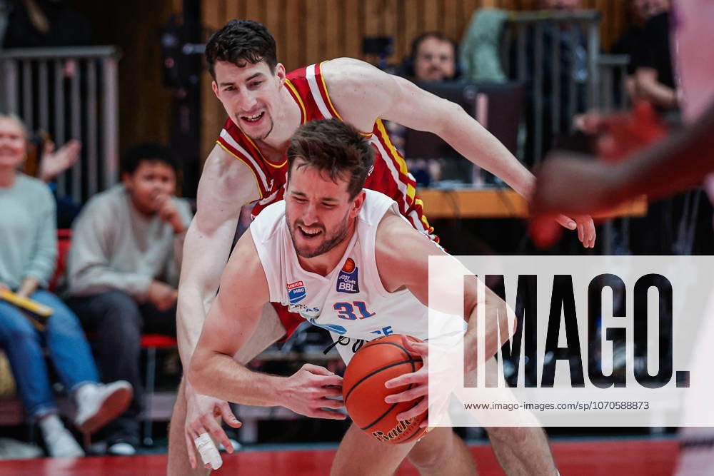Im Bild: v.li. Alen Pjanic (Wuerzburg Baskets, 35) gegen Spencer Reaves (Syntainics MBC, 31) 21.12.2025, Basketball, Fitness First Wuerzburg Baskets vs. SYNTAINICS MBC, easyCredit BBL, 11. Spieltag, Deutschland, Wuerzburg, tectake-Arena,