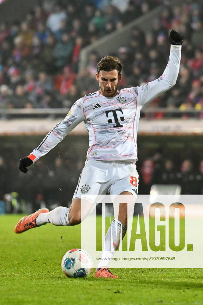 Bundesliga; 1. FC Heidenheim - FC Bayern München; 21.12.2025 HEIDENHEIM, GERMANY - 21. DECEMBER: im Bild ein Torschuss von Leon GORETZKA (FC Bayern Munich 8) während dem Bundesligamatch zwischen dem 1. FC Heidenheim und dem FC Bayern München am 15. Spieltag in der Voith-Arena DFL REGULATIONS PROHIBIT ANY USE OF PHOTOGRAPHS AS IMAGE SEQUENCES AND OR QUASI-VIDEO