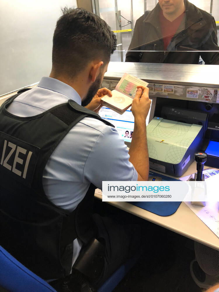 Passkontrolle der Bundespolizei am Flughafen Köln Bonn am 18. Januar 2018. Köln Deutschland