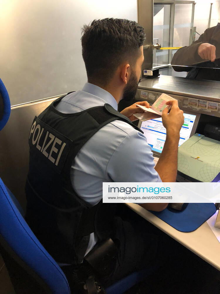 Passkontrolle der Bundespolizei am Flughafen Köln Bonn am 18. Januar 2018. Köln Deutschland