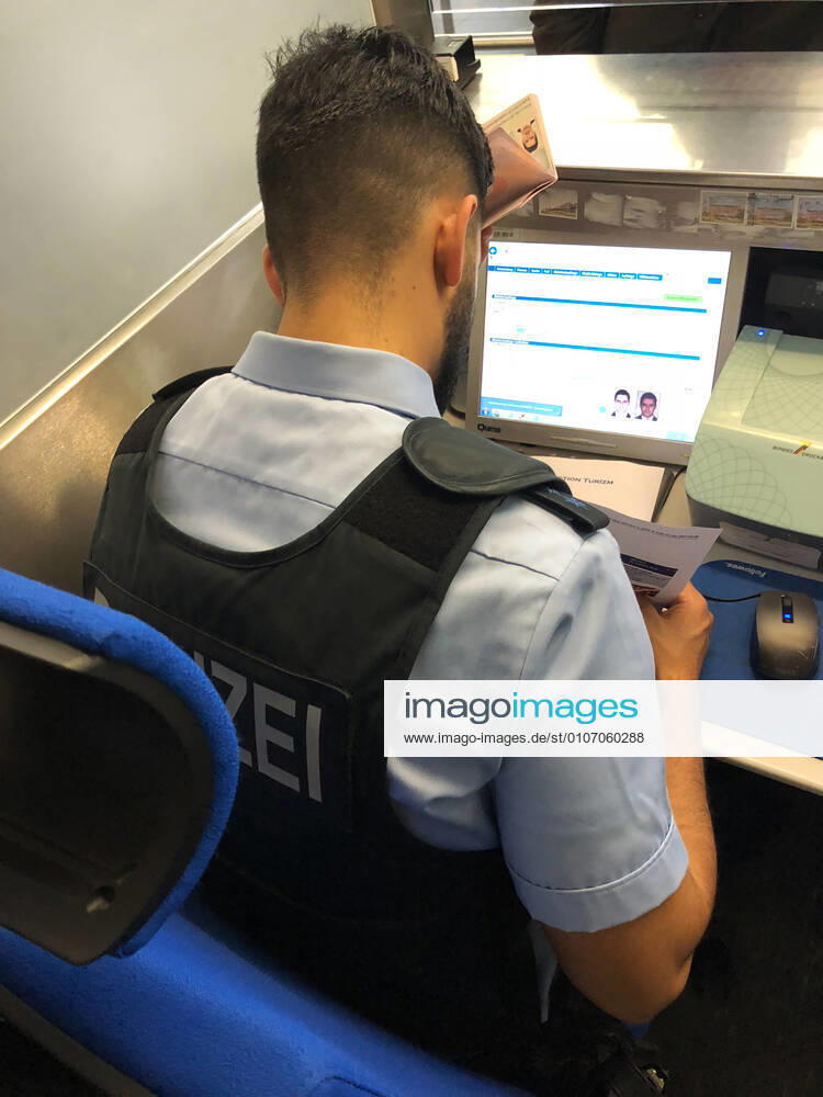 Passkontrolle der Bundespolizei am Flughafen Köln Bonn am 18. Januar 2018. Köln Deutschland