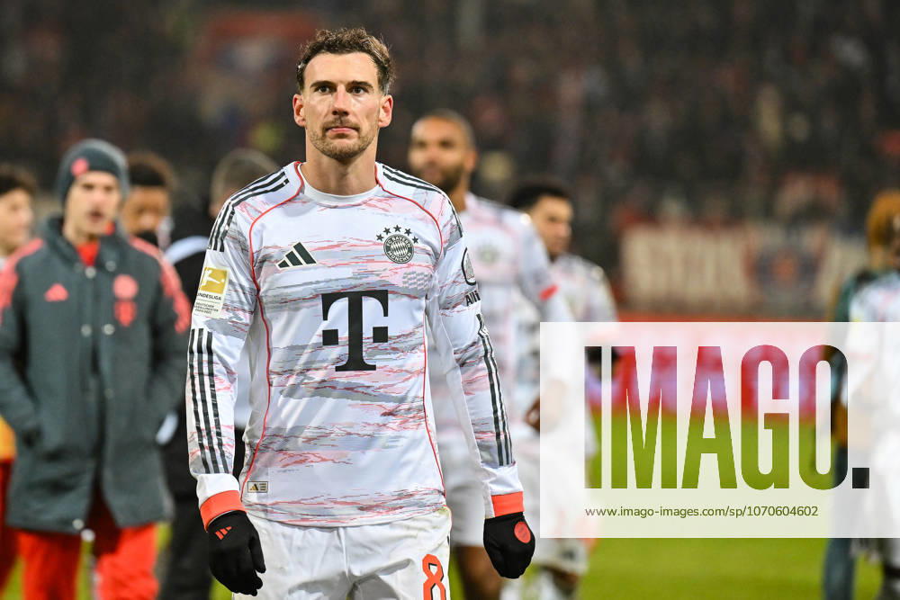 Bundesliga; 1. FC Heidenheim - FC Bayern München; 21.12.2025 HEIDENHEIM, GERMANY - 21. DECEMBER: die Spieler des FC Bayern feiern zusammen mit den Fans den Auswärtssieg in Heidenheim nach dem Bundesligamatch zwischen dem 1. FC Heidenheim und dem FC Bayern München am 15. Spieltag in der Voith-Arena DFL REGULATIONS PROHIBIT ANY USE OF PHOTOGRAPHS AS IMAGE SEQUENCES AND OR QUASI-VIDEO Leon GORETZKA (FC Bayern Munich 8)