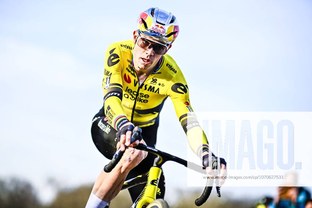 Belgian Wout van Aert pictured in action during the men elite race of the Plage Cross cyclocross cycling event in Hofstade, stage 4 8 in the X20 Badkamers Trofee competition, Monday 22 December 2025. JASPERxJACOBS x150780096x